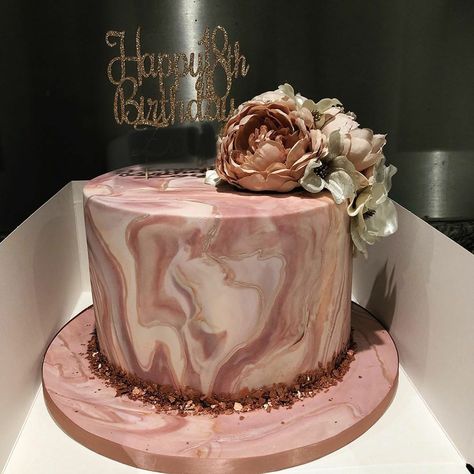 Pink 18th Birthday Cake, Gold Cake Design, Pink 18th Birthday, Birthday Cake Flowers, 26 Birthday Cake, Birthday Cake Roses, 21st Birthday Ideas, 25th Birthday Cakes, Rose Gold Cake