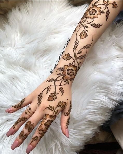 Henna Designs Back, Henna Flower Designs, Latest Arabic Mehndi Designs, Khafif Mehndi Design, Arabic Henna Designs, Floral Henna Designs, Tato Henna, Eid Mehndi Designs, Henna Art Designs