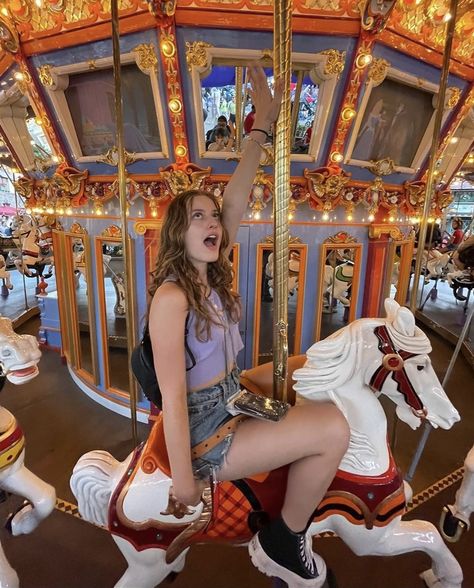 Carnival Photo Shoots, Fair Pictures, Universal Studios Outfit, Disney Photo Ideas, Fair Outfits, Looks Pinterest, Carousel Horse, Fun Fair, Disney Photos