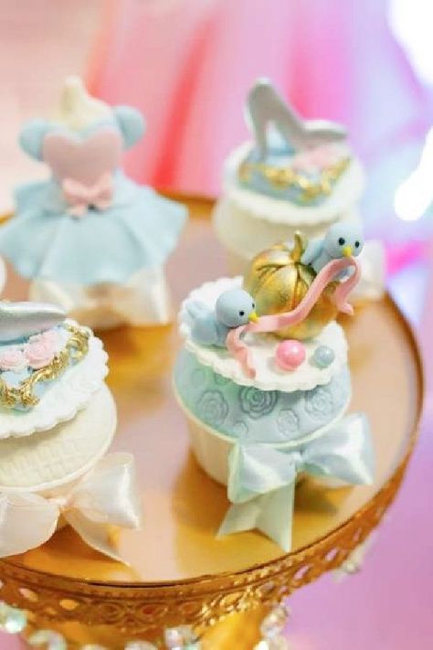 Don't miss this amazing Cinderella birthday party! What magical cupcakes! See more party ideas and share yours at CatchMyParty.com Cinderella Cupcakes Ideas, Cinderella Food, Cinderella Birthday Party Decorations, Cinderella Wedding Theme, Cinderella Cupcakes, Oreo Treats, Cinderella Birthday Party, Cinderella Cake, Cinderella Party