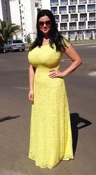 Black Wiggle Dress, Busty Fashion, Beautiful Women Over 40, Yellow Dress, Pretty Dresses, Thumbs Up, Girl Outfits, Yellow