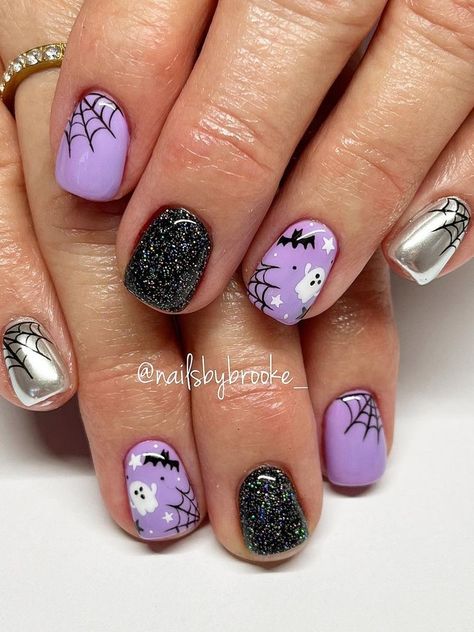 Halloween acrylic nails: cute ghosts and spider webs Halloween Gesicht, Holloween Nails, Halloween Acrylic Nails, October Nails, Cute Gel Nails, Spider Webs, Halloween Nail Designs, Nagel Inspo, Halloween Nail