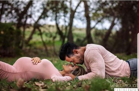 Maternity Photography Fall, Maternity Photography Family, Fall Maternity Photos, Maternity Photography Poses Outdoors, Outdoor Maternity Photos, Cute Pregnancy Pictures, Maternity Photography Poses Couple, Maternity Photo Outfits, Pregnancy Photos Couples