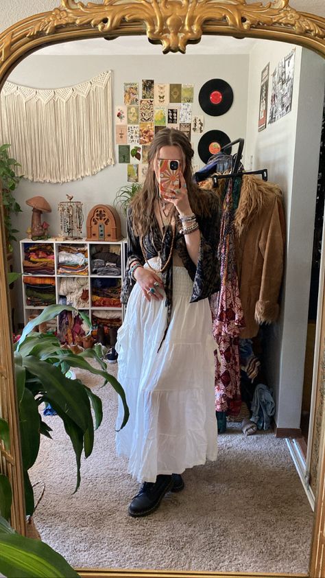 Long Hippie Skirt, Indie Bohemian Style, Long Skirt Boho Outfit, Vintage Long Skirt Outfits, Long Vintage Skirt Outfits, Long Skirt Layered Outfit, Boho Long Skirt Outfit, Outfit With Long White Skirt, Alt Hippie Outfit