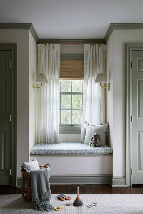 Window Bench Curtains, Williamsburg Style Interior Design, Window Seat Curtain Ideas, Small Window Nook, Reading Window Nook, Window Seat Curtains, Small Moody Office, Small Window Seat, Nantucket Interior Design