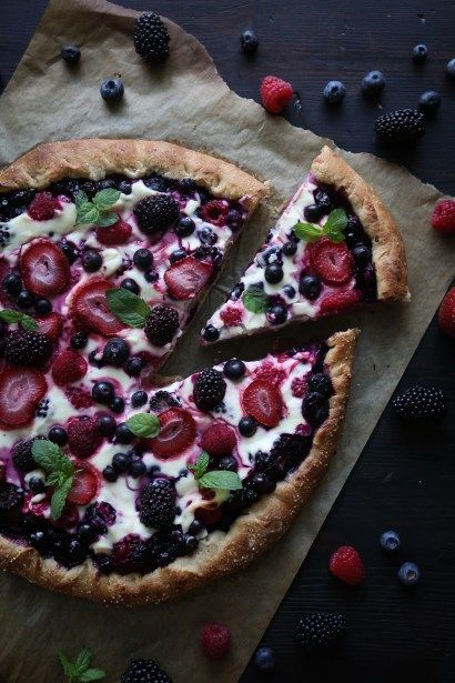 Honey sweetened pizza dough topped with mixed berries and a cheesecake sauce. Several pizza crust options, including a spelt and gluten-free option. Cheesecake Pizza, Mixed Berry Cheesecake, Strawberry Pizza, Brownie Pizza, Healthy Fruit Pizza, Mini Fruit Pizzas, Pizza Sugar Cookie, Eggs Florentine, Fruit Pizza Sugar Cookie