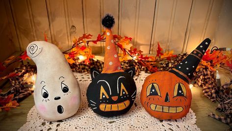 Handmade retro primitive grungy ghost, cat and pumpkin ornies/ tucks/ bowl fillers. Each is hand painted then grunged to appear vintage and old like.  Your choice of ghost, cat, pumpkin or the set of 3. They measure betweeen 5.5 inches-6.5 inches.  Made to order can take 1-3 days to make. Once your order is complete it will be shipped out immediately. Fall Coziness, Fall Notes, Halloween Carvings, Vintage Pumpkins, Vintage Halloween Cat, Witch Decorations, Vintage Halloween Pumpkin, Primitive Halloween Decor, Halloween Arts