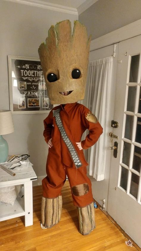 Diy Groot Costume For Kids, Groot Costume Diy, Outfit Fiesta Infantil, Diy Groot Costume, Marvel Costume Ideas, Groot Halloween Costume, Groot Cosplay, Cardboard Costumes, Groot Costume