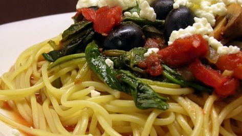 Spaghetti in sauce gets a Greek-style lift in flavor from spinach, balsamic vinegar, tomatoes, and feta cheese. Greek Spaghetti, Salad Appetizer Cups, Spaghetti With Spinach, Vegetarian Spaghetti, Pasta Fatta In Casa, Spaghetti Recipe, Feta Pasta, Greek Dishes, Vegetarian Pasta