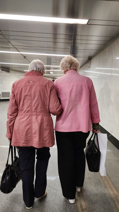 Old Lady Aesthetic, Cool Old People, Old Besties, Preppy Granny, Two Besties, Grandma Aesthetic, Old Best Friends, My Goal In Life, Women Talk