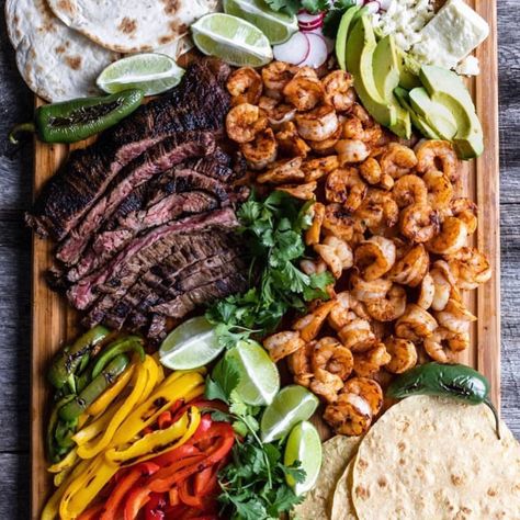 Fajita board Fajita Grazing Board, Fajita Board Ideas, Fajita Charcuterie Board Ideas, Mexican Grazing Board, Fajita Bar Party, Fajita Board, Fajita Bar, Fajita Taco, Mexican Catering