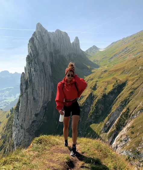 Girls Hiking Outfit, Hike Outfit Summer, Womens Hiking Outfits Summer, Walking Outfit Outdoor, Stylish Hiking Outfit, Cute Hiking Outfits, Mountain Hiking Outfit, Hiking Outfits Summer, Trail Outfits