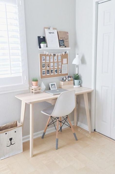 Home Office Inspiration (even if you don't have a room for it!) - Beneath My Heart #Homeofficeideas Bureau Decor, Simple Desk, Study Room Decor, Trendy Living Rooms, Trendy Bedroom, Desk Space, Home Desk, Trendy Home, Home Office Design