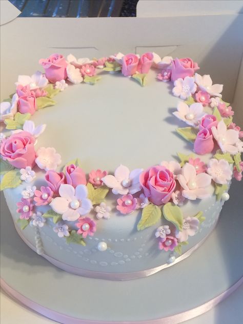 Prachtige taart voor een uitvaart met een romantische thema | kijk voor meer inspiratie voor een uitvaart met een romantische thema op www.rememberme.nl #thema #uitvaart #romantisch #catering #taart #afscheid #verlies Cake With Fondant Flowers, Super Torte, Fondant Flower Cake, 80 Birthday Cake, Birthday Cake With Flowers, Celebration Cake, Easy Cake Decorating, Cake Decorating Designs, Pretty Birthday Cakes