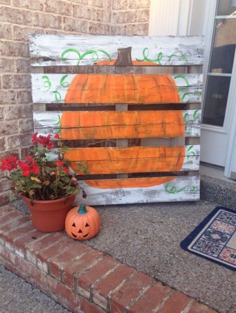 Pumpkin painted on pallet Pallet Pumpkin, Fall Pallets, Fall Door Decorations, Fall Front Door, Pallet Creations, Fall Deco, Fall Decorations Porch, Fall Door, Fall Front