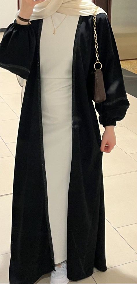 Abaya Uni Outfits, Classy Hijabi Aesthetic, Outfit Inspo For Hijabis, Hijabi Abaya Outfits, Black Hijabi Aesthetic, Casual Abaya Outfits, Modest Hijabi Fashion, Black Hijabis, Hijabi Abaya