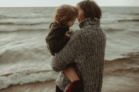 Holiday Beach Family Photos, Family Photos Moody, Christmas Card Beach Photo Ideas, Cold Weather Beach Photoshoot, Winter Beach Family Photos, Moody Family Photos, Winter Beach Photoshoot, Karina Photoshoot, Style Inspo Winter