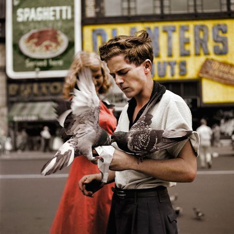 Pigeon Feeder c.1955 [1800x1800] - Imgur Edward Weston, Vivian Maier, Diane Arbus, Henri Cartier Bresson, Vivian Maier Street Photographer, Vivian Mayer, Photo New York, Invisible Woman, Robert Doisneau