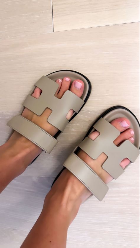 Hermes sandal, hermes chypre, designer shoes, shoes, sandals, chic, neutral Dad Sandals Outfit, Sandal Hermes, Hermes Sandal, Hermes Heels, Sandal Outfits, Hermes Slippers, Swag Hats, Sandals Outfit, Soft Slippers