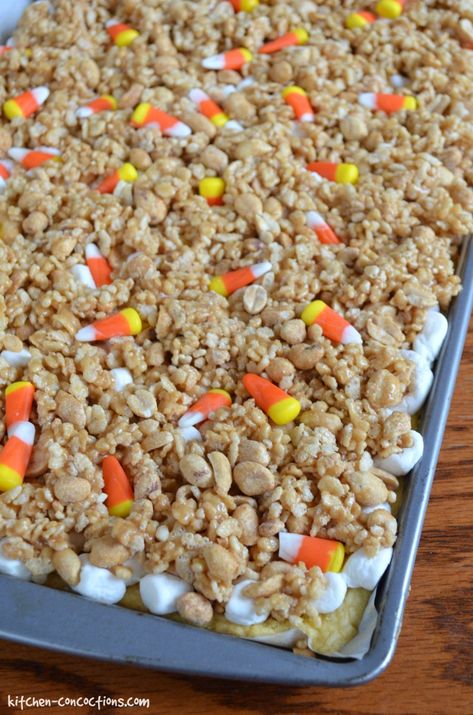 Scarecrow Treats - Kitchen Concoctions Scarecrow Rice Krispy Treats, Scarecrow Crunch Recipe, Scarecrow Bars, Scarecrow Treats, Halloween Finger, Halloween Finger Foods, Crunch Recipe, Treat Bar, Granola Recipe Bars