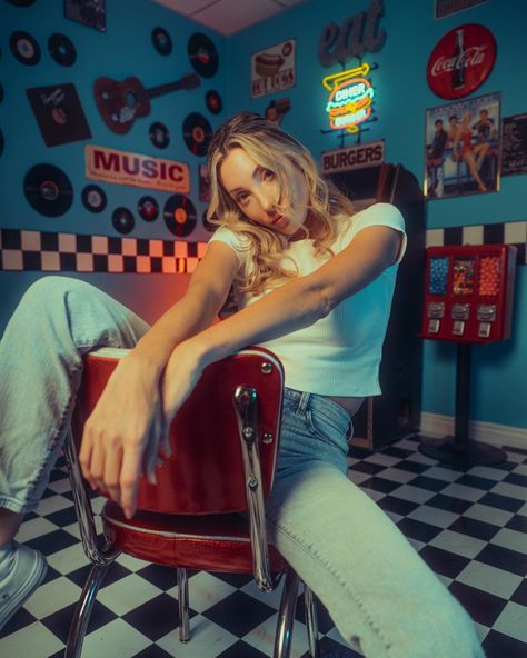 Old Diner Photoshoot, Pool Table Photoshoot, 70s Photoshoot, Photo Editing Styles, Diner Aesthetic, Vintage Aesthetic Retro, Retro Photoshoot, Shooting Inspiration, Vintage Diner