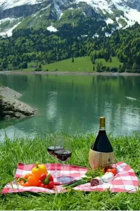 Company Picnic, Picnic Company, Spring Wine, Picnic Summer, Glasses Of Wine, Wine Event, Romantic Picnics, A Bottle Of Wine, Perfect Picnic