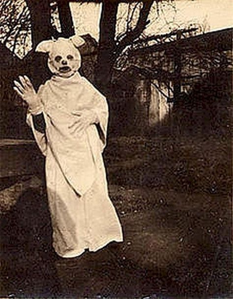 These 20 Old Halloween Photos Will Terrify Anyone Old Halloween Photos, Images Terrifiantes, Old Halloween Costumes, Creepy Halloween Costumes, Vintage Halloween Photos, Creepy Costumes, Creepy Vintage, Creepy Photos, Creepy Images