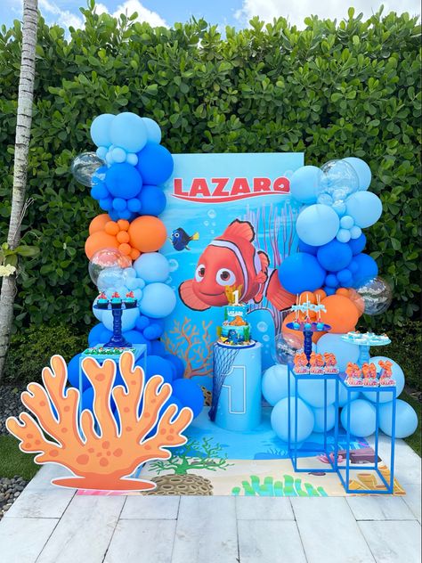 Finding Nemo Balloon Decor, Finding Nemo Theme Party, Nemo Balloon Arch, Nemo 1st Birthday Party Ideas, Nemo Themed Birthday Party Decoration, Finding Nemo Second Birthday Party, Finding Nemo Balloon Arch, Underwater First Birthday Party, Nemo First Birthday Party