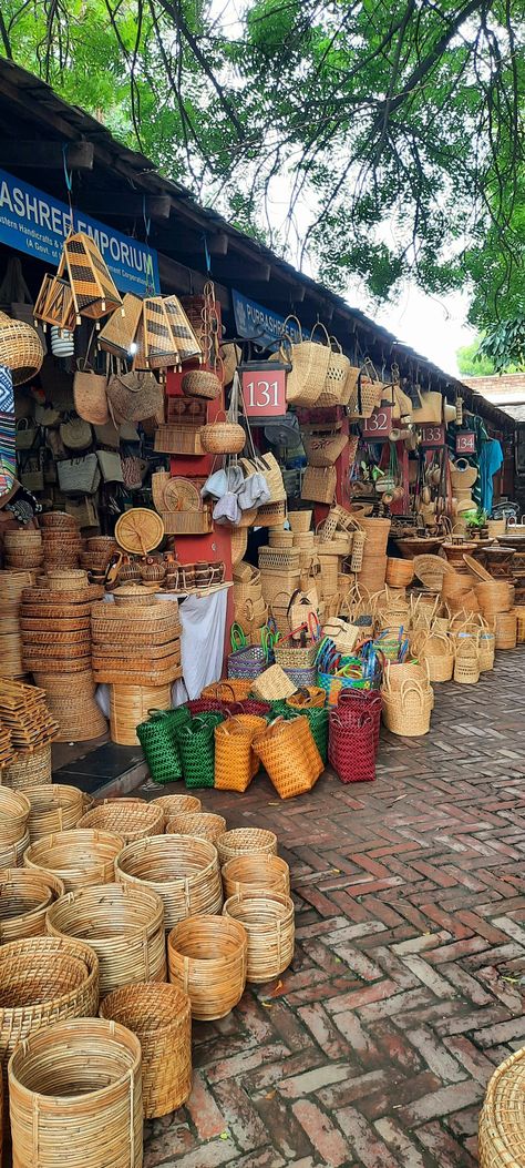 #dillihaat #india #shopping in india #delhilife #delhi Delhi Aesthetic, Delhi Market, Delhi Shopping, Delhi City, Shopping Pictures, India Shopping, Wedding Photoshoot Props, Mumbai City, Indian Market