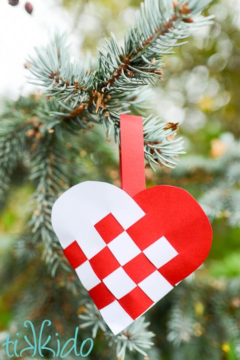 Swedish Paper Hearts Swedish Christmas Traditions, Swedish Christmas Decorations, Sweden Christmas, Hearts Paper Crafts, Norwegian Christmas, Valentine Art, Danish Christmas, Valentine Craft, Easy Christmas Ornaments