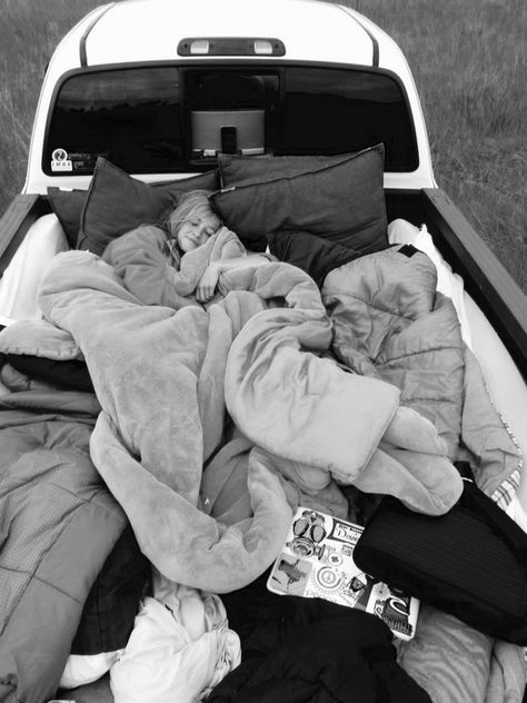 Truck Bed Date, Pillows And Blankets, Truck Bed Camping, Dream Dates, Lev Livet, Bed Full, Cute Date Ideas, Fun Sleepover Ideas, In The Middle Of Nowhere