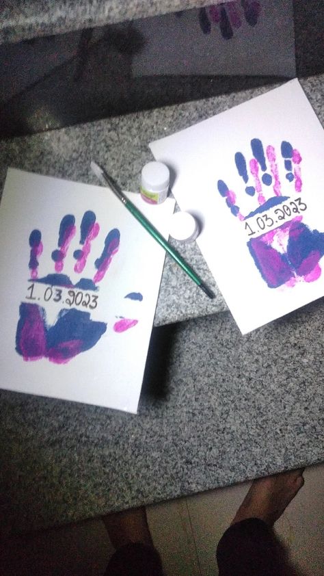 Bff Fingerprint Painting, Hand Impression Painting, Cute Crafts For Couples, Hand Painting Aesthetic, Canvas Hand Print Ideas, Couple Hand Painting Canvas, Hand Print Canvas, Hand Paint Canvas, Hand Print Painting