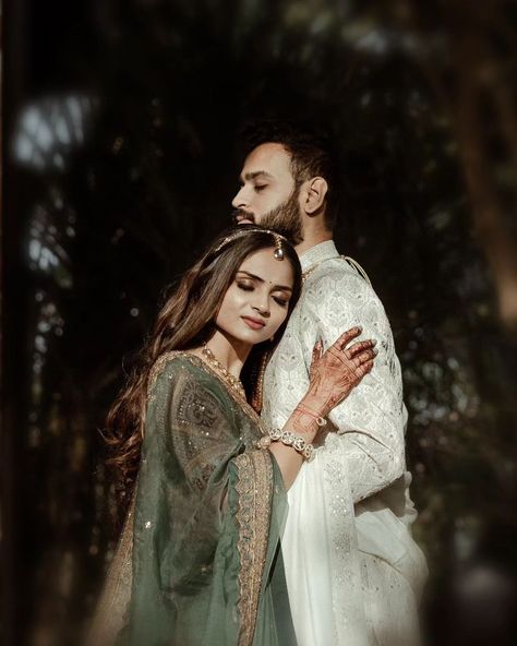 Couple Shoot Wedding Indian, Copel Photos, Reception Couple Shoot, Reception Photography Poses, Groom Portraits Poses, Reception Couple Poses, Indian Wedding Couple Poses, Sangeet Photography, Haldi Couple