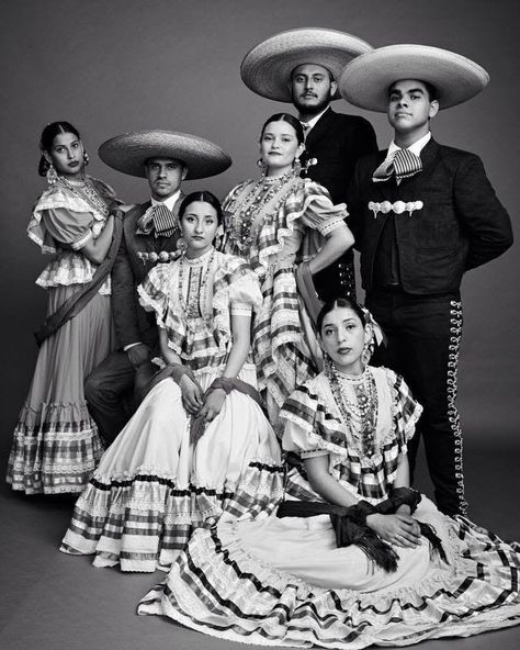 Mexican Traditional Clothing, Mexican Folklore, Mexican People, Traditional Mexican Dress, Brazil Culture, Heartbreak High, Chicano Love, Ballet Folklorico, Latino Art