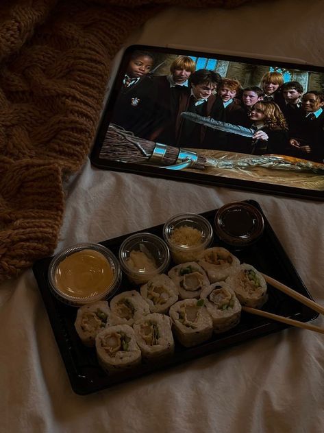 Night Aesthetic Ideas, Movie Time Aesthetic, Harry Potter Netflix, Movie Night Aesthetic, Classy Weddings, Sushi Aesthetic, Harry Potter Movie Night, Netflix Chill, Herbst Bucket List