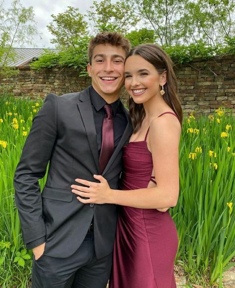 Aesthetic Couple Pictures Formal, Burgundy Hoco Couple, Formal Date Poses, Homecoming Poses Couples, Boyfriend Graduation Outfit, Prom Date Outfits, Homecoming Picture Ideas With Date, Farewell Couple Pictures, Couple Poses Dance