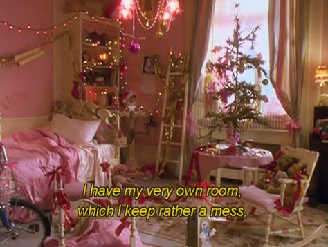 Eloise At The Plaza Christmas, Eloise At The Plaza Bedroom, 2000's Bedroom, Eloise Bedroom, Eloise Christmas, Christmas Bedroom Aesthetic, Eloise At Christmastime, Eloise At The Plaza, Requiem For A Dream