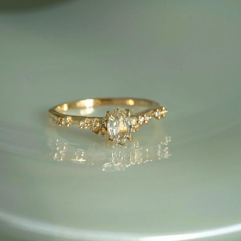 Whimsical Engagement Ring Simple, Vintage Wedding Rings Dainty, Engagement Rings Simple Vintage, Dainty Vintage Engagement Ring, Gold Antique Wedding Ring, Elegant Classy Wedding Rings, Elegant Oval Engagement Rings, Vintage Non Traditional Engagement Rings, Vintage Wedding Ring Gold