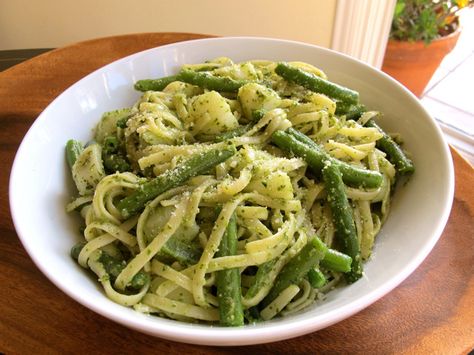 Ligurian Pasta Trenette - Authentic Italian Recipe Resep Pasta, Pasta Al Pesto, Recipes Italian, Meatless Monday Recipes, Italian Recipes Authentic, Basil Pesto, Pesto Pasta, Delicious Vegetarian, Meatless Meals