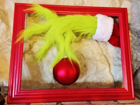 Make a Grinch hand for your Christmas decor. Make A Grinch, Grinch Whoville, Grinch Crafts, Grinch Hand, Grinch Decorations, Grinch Christmas Party, Whoville Christmas, Grinch Hands, Grinch Christmas Tree