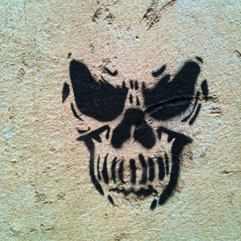 Stencils + skulls + spray paint = :-) Spray Paint Skull, Wall Drawings, Skull Painting, Black Ink Tattoos, Painted Clothes, Painting Art Projects, Globe Lights, Paint Splatter, Spray Painting