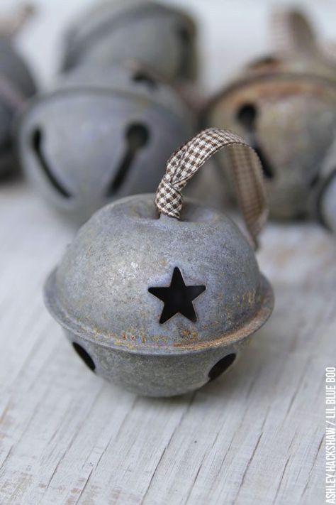 How to age and distress jingle bells for the primitive rustic look Jingle Bell Crafts, Blue Christmas Tree Decorations, Christmas Ideas For Boyfriend, Rustic Christmas Ornaments, Blue Christmas Tree, Old Fashioned Christmas, Christmas Decorations Rustic, Farmhouse Christmas Decor, Primitive Christmas