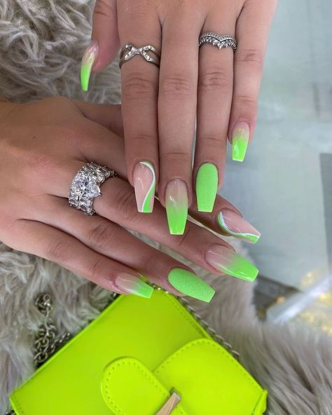 #trendystreetstyle #trendy #2022nails #nails #nailsofinstagram #nailsonfleek #nailsoftheday #acrylicnails #limegreen #dailynails #fashion Neon Green Nails, Unghie Sfumate, Velvet Nails, Acrylic Nails Coffin Short, Nagel Inspo, Neon Nails, Luxury Nails, Floral Nails, Best Acrylic Nails