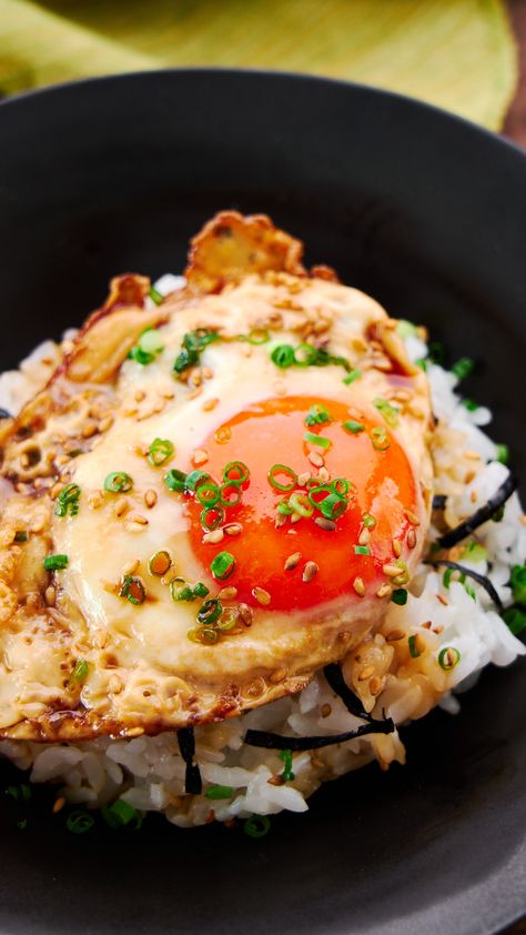 Sunny side up eggs glazed in savory sweet teriyaki sauce make for an easy delicious rice bowl that can be cooked up in 3 minutes. Teriyaki Eggs, Make Teriyaki Sauce, Rice Bowl Recipe, Asian Noodle Dishes, Wok Recipes, Bowl Of Rice, Asian Side Dishes, Japanese Rice Bowl, Teriyaki Glaze