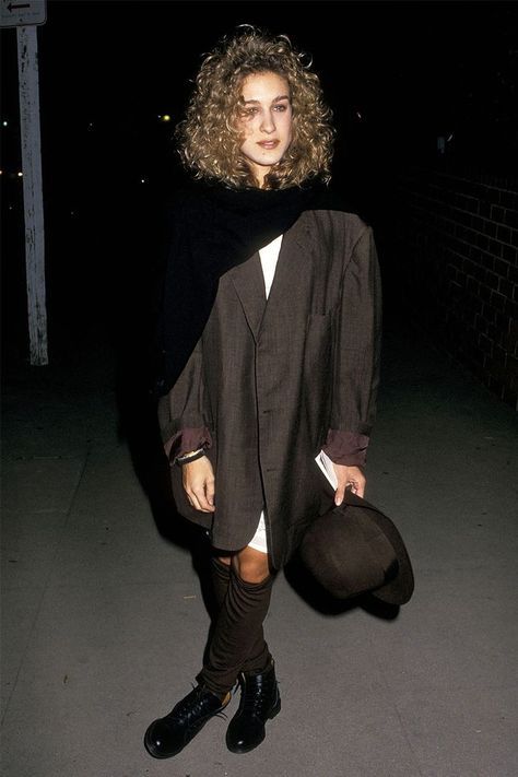 Sarah Jessica Parker's '80s Style Is Something I Think About a Lot 80s Sarah Jessica Parker, Sarah Jessica Parker Winter Style, Cher 80s Style, Girly 80s Outfits, Sarah Jessica Parker 80s, Sarah Jessica Parker 90s, Sjp Outfits, Sarah Jessica Parker Outfits, Casual 80s Outfits