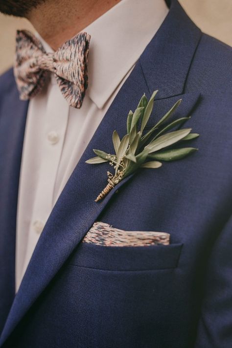 Greenery Boutonniere, Wedding Ideas Invitations, Boutineer Wedding, Groom Wedding Ideas, Bodas Boho Chic, Peacock Wedding Cake, Button Holes Wedding, Floral Wedding Cakes, Groom And Groomsmen Attire