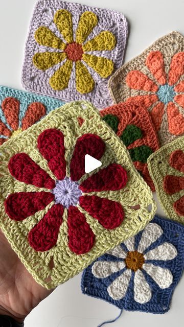 Retro Daisy Granny Square Pattern, Retro Daisy Granny Square Pattern Free, Schema Granny Square, Retro Flower Granny Square, Retro Daisy Granny Square, Daisy Granny Square Pattern, Crochet Daisy Granny Square, Retro Granny Square, Crochet Hacks