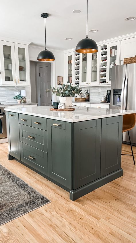 Painted Kitchen Island, Green Kitchen Island, Dark Green Kitchen, Kitchen Cabinets Ideas, Kitchen Island Cabinets, Kabinet Dapur, Cabinets Ideas, Green Kitchen Cabinets, Organizing Hacks