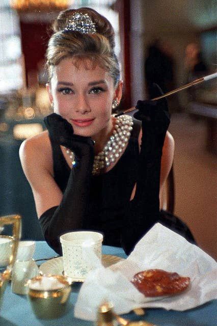 David Bowie Makeup, Audrey Hepburn Style Outfits, Estilo Charleston, Tiffany Costume, Estilo Marilyn Monroe, Stile Blair Waldorf, Tea Club, Audrey Hepburn Photos, Movie Makeup