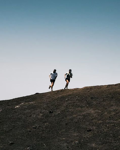 Trail Running Aesthetic, Bandit Running, Trail Running Photography, Sky Running, Running Aesthetic, Running Photography, Sporty Aesthetic, Ultra Running, Marathon Training Plan